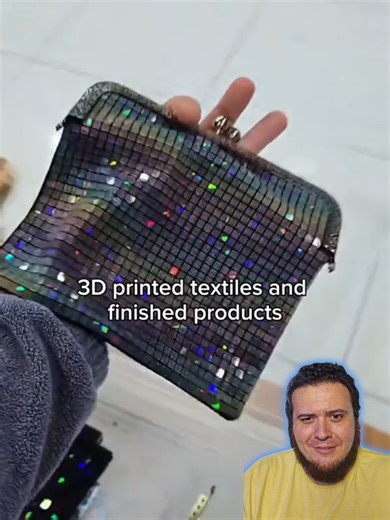 Impressão 3D na Moda: Como Criar Texturas e Aplicações Impossíveis em Roupas (Costureiras PRECISAM Ver!) ATENÇÃO COSTUREIRAS E ESTUDANTES DE MODA! Vocês PRECISAM ver isso! Agora dá pra usar IMPRESSORA 3D pra criar TEXTURAS em roupas que NUNCA existiram antes! Não é só costurar. Você IMPRIME estruturas tridimensionais DIRETO no tecido! Relevos, padrões geométricos, texturas que parecem escamas, rendas impossíveis, formas que a costura tradicional NUNCA conseguiria fazer! O Kaizen3D é um dos criad