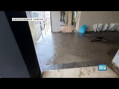 Maltempo a Castelfranco Veneto, strade e negozi allagati