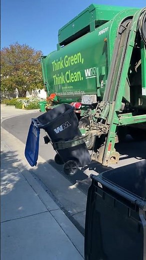 Amrep slamming hard #recycle #wastemanagement #amrep #autocartruck #garbagecollection #trashtruck