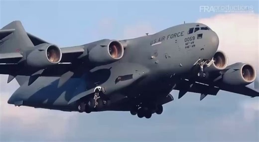 🚨🇺🇸 ALERTE INFO : Ce soir, 14 avions C-17 Globemaster III de l’US Air Force seraient en vol au-dessus de l’Europe et du Moyen-Orient, transportant du matériel militaire important.Les flux logistiques militaires américains continueraient sans interruption, selon des sources relayées en ligne.Ces mouvements illustreraient une activité soutenue des capacités de transport stratégique des États-Unis dans la région. (T)