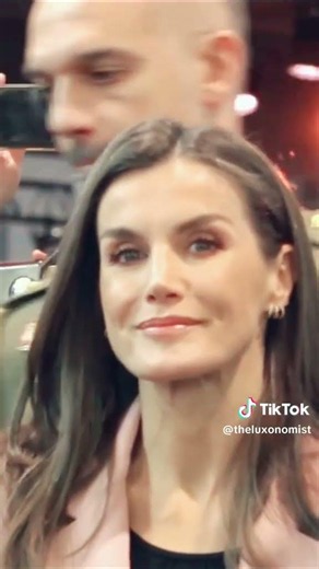 Letizia aparece estirada y soberbia.Es una mujer DESAGRADABLE y PREPOTENTE