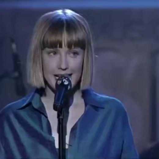 Great song by a great British bandSixpence None The Richer 🇬🇧English accent 🇬🇧Sixpence (six British pennies) 🇬🇧Typical looking UK lady 🇬🇧Except they hail from Texas.🇺🇸🤠