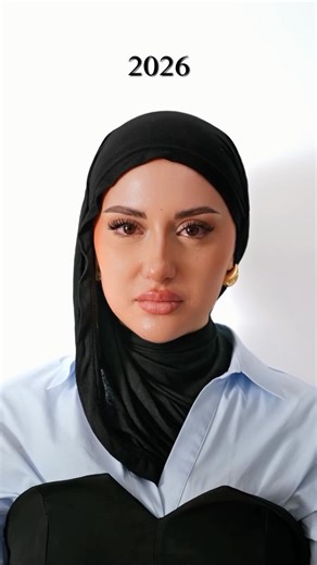 LEENA on Instagram: "7 ans à tomber, à me relever, à douter, à continuer quand même. Aujourd’hui, je réalise à peine ce que je vais écrire… 📍 Samedi 7 février — Oran 📍 Samedi 14 février — Jijel Deux nouvelles boutiques. Pas juste des magasins, mais des années de sacrifices, de patience. Il y a eu des moments très durs, des moments où j’ai cru que je n’y arriverais pas… mais j’ai continué. Si je suis là aujourd’hui, c’est grâce à Dieu d’abord, et grâce à vous ensuite. Ceux qui ont