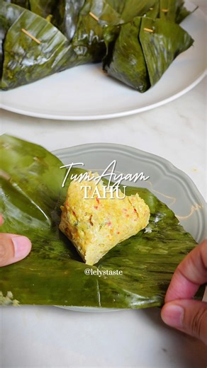 Tum ayam tahu! Dijamin yang gak suka jadi ketagihan. Bahan : 5 siung bawang merah 5 siung bawang putih 2 butir kemiri 1 ruas jari jahe 1 ruas jari lengkuas 1 batang sereh (bagian putih) 7 cabe rawit 10 cabe keriting 1 lembar daun salam 2 lembar daun jeruk 1 sdt merica putih La Fancy 1/2 sdt ketumbar bubuk La Fancy 1/2 sdt kunyit bubuk La Fancy 1 sdt garam 2 sdt kaldu bubuk 1/2 sdt gula pasir 350 gr paha fillet 150 gr tahu 2 butir telur Kemangi Daun bawang Daun pisang #tumayam #tumayamtahu