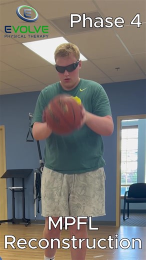 Re-training the brain to protect the knee. Phase 4 MPFL reconstruction rehab with a sensory twist. 🏈 Single-leg Airex work rebounder passes Senaptec strobe glasses. Chaos training at its finest. ⚠️This is not a beginner exercise! Effective and efficient rehab is criterion-based, not time-based. 🔹Move Better 🔹Feel Better 🔹Live Better #MPFL #MPFLsurgery #kneerehab #senaptec @Senaptec