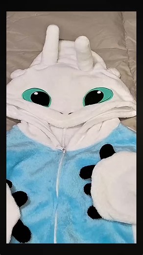 Toothless Plush Official on Instagram: "Light fury and night fury onesies 🐉🤗 #httyd #howtotrainyourdragon #fyp"