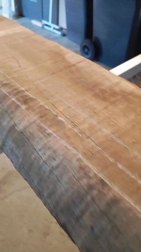 🪵 De retour à l’atelier ! Après avoir pris les mesures chez mes clients et choisi une superbe planche en chêne, me voilà de retour à l’atelier pour la suite du projet. Dans cette vidéo, un petit travelling sur la planche… et franchement, quelle beauté ! 😍 Les clients et moi avons tout de suite eu un coup de cœur pour ce morceau : un chêne avec un veinage magnifique, plein de caractère. Aujourd’hui, je sors mes tréteaux — légers, compacts, faciles à ranger et parfaits pour bosser efficacement s