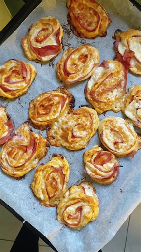 Gyors sajtos-sonkás csigák receptje leveles tésztából