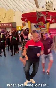 When Everyone Joins In 😊👏 Credit : Mike Poole | Cooncil Juice