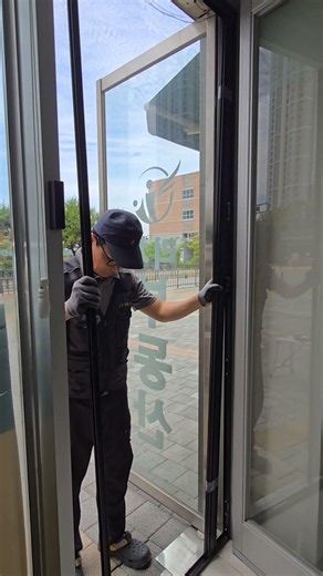 문 두 개 사이에 설치한 현관 주름방충망 Installing a Pleated Screen Between Double Doors