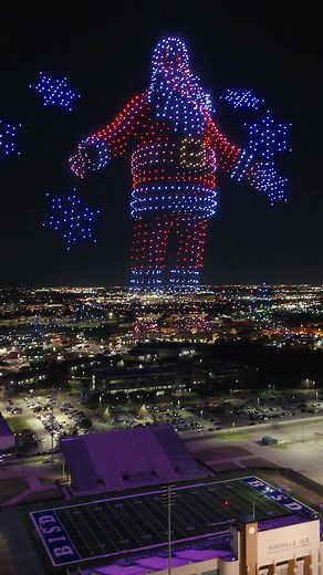 Santa Claus made of 1,500 drones SHOCKED Texans during the record-breaking Christmas drone show in North Richland Hills, TX 🎅🏼 He appeared in the 2x Guinness World Record show Sky Elements performed, setting the record for Largest Aerial Image made with Drones and Largest Fictional Character made with drones (which was the Nutcracker… not Santa because he’s real 😊) Day 6 out of 12 Nights of Drone Shows ✨ #droneshow #santa #santaclaus #lightshow #christmas #xmas #christmaslights #trending #dal