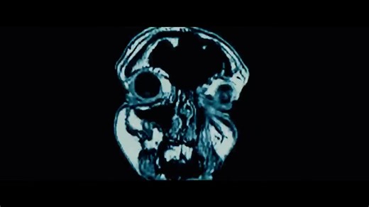 À fond le ballon La B.A. du jour : Him Croisé dans Supersens, Scary Movie et Requiem for a Dream, Marlon Wayans se frotte au genre pour les besoins de Him (ex GOAT) où il campe un footballeur sur le déclin qui vient en aide à un rookie prometteur. Him étant produit par Jordan Peele (Us) il ne faut pas s’attendre à une oeuvre douce-amère sur les aléas du sport mais à un thriller horrifique destiné aux adultes comme le confirme sa classification R pour "Violence forte/sanglante, langage, matériel 