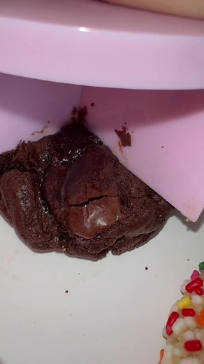 Crumbl asmr #fyp #foryou #cookies #cookiemonster #cookielover #food #foodasmr #crumbl #crumblcookies #crumblreview #crumbltiktok #52weeksofcrumbl #cookieasmr