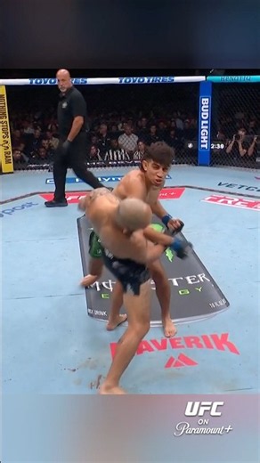 🤯 Silva knocked down! #NocheUFC
