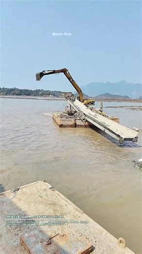 掘削機の活躍：河川の砂利を伝送帯で移動させる技術の秘密