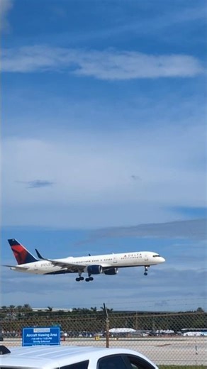Delta Airlines 757 landing at Ft Lauderdale Airport