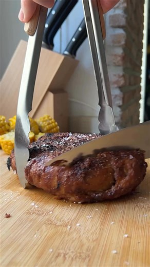 Did someone say Vegan Pork Belly? 🫨 Johnny @johnnythevegan shows us how to make seitan completely from scratch - something he loves to make. It can seem complicated at first, but it’s actually pretty easy to make. ⁠ ⁠ Almost a kilo of plant-based protein for less than one euro! ⁠ ⁠ ⸻⁠ ⁠ 1. Dough⁠ • 1 kg strong bread flour⁠ • 15–20 ml oil (or 25–30 g vegan butter)⁠ • 700ml water⁠ Knead and let rest for 1 hour.⁠ ⁠ ⸻⁠ ⁠ 2. Method⁠ ⁠ Wash the dough 5–7 times until you’re left with only the elastic 