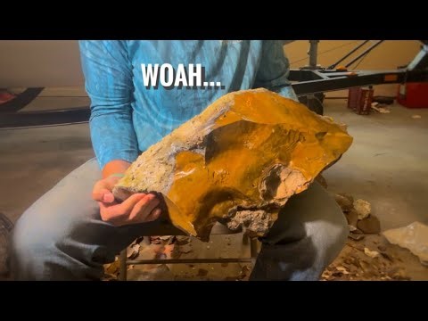 Flintknapping a HUGE Boulder of GOLD Jasper!