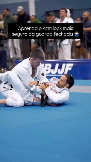 A guarda fechada é uma das guardas mais seguras do jiu jitsu e usando a lapela para travar o braço do adversário esse Arm lock fica quase indefensável. 🙅🏻‍♂️ Conheça o curso jiu jitsu progressivo e aprenda mais finalizações como essa, o link está na bio. 🙇🏻‍♂️ #jiujitsu #jiujitsuprogressivo #bjj #grappling #artesuave #finalização #jiujitsuparatodos #oss | Alberto Ramos - Full Time Bjj