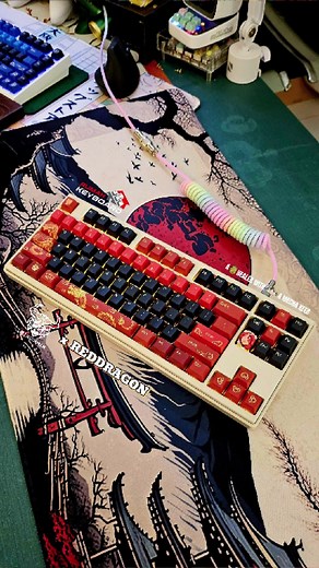 ✨️SPECIAL PRE-ORDER RED DRAGON X HACHIMAN PBT KEYCAPS!!✨️ ⌨️ Keycaps Keyboard Mekanik PBT Dye Sub 🐲 Red Dragon x Hachiman ✨ adalah hasil kolaborasi eksklusif yang menghadirkan desain naga yang memukau. Dibuat dengan material PBT berkualitas tinggi dan proses dye-sublimation canggih, keycaps ini menawarkan daya tahan luar biasa dan warna yang tidak akan luntur. Profil cherry yang ergonomis memberikan kenyamanan maksimal, sementara suara yang memuaskan akan memanjakan telinga Anda. Setiap detail 