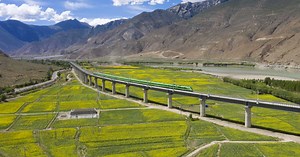 Au Tibet, ce train perché à 3000 mètres d'altitude doit être alimenté en oxygène
