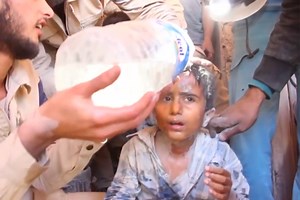 Le sauvetage miraculeux d’un enfant après des bombardements sur Alep