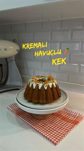 𝐀𝐲𝐬̧𝐞 𝐍𝐮𝐫 𝐌𝐮𝐭𝐟𝐚𝐤𝐭𝐚 on Instagram: "Herkese selam 🥕 🥕 Kremalı Havuçlu Kek Tarifi Kek için: • 3 yumurta • 1 su bardağı toz şeker • 1 çay bardağı sıvı yağ • 1 çay bardağı süt • 2 su bardağı rendelenmiş havuç • 1 su bardağı iri çekilmiş ceviz • 2,5 su bardağı un • 1 paket kabartma tozu • 1 paket vanilya • 1 tatlı kaşığı tarçın Kreması (çok hafif): • ½ paket labne (100 g) • 3–4 yemek kaşığı pudra şekeri • ½ paket vanilya ⸻ Yapılışı: 1. Yumurta ve şekeri köpük köpük olana kadar çırpın.