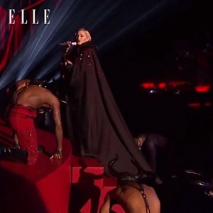 These celebs took some epic falls onstage—and then kept on going like the total badasses they are 👏👏👏 http://bit.ly/2pdGILt | ELLE Magazine (US)