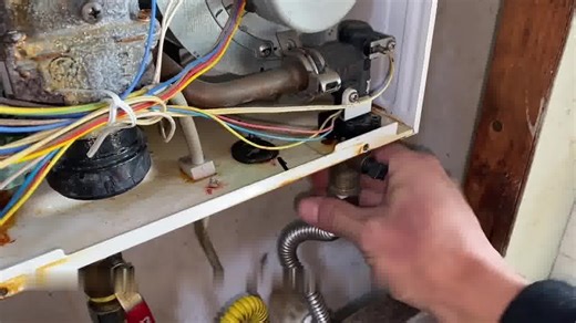 热水器频繁出现f20》来197天，,我又来求助了，这种要怎么弄，各位。