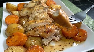 🍋🇬🇷 Greek Lemon Chicken and Potatoes Tender, juicy chicken roasted in a bright lemon-garlic sauce with perfectly soft potatoes and sweet carrots… this Greek classic is comforting, flavorful, and so EASY! One of those recipes that smells amazing and tastes even better. 😍🔥 📝 Ingredients • 4–5 chicken thighs or breasts • 1½ lbs baby potatoes, halved • 3 large carrots, sliced thick • 4–5 garlic cloves, minced • ⅓ cup olive oil • ⅓ cup fresh lemon juice • Zest of 1 lemon • 1 tbsp dried oregano 