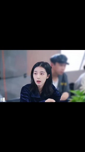 Keanggunan Wan Peng dengan Rambut Panjang