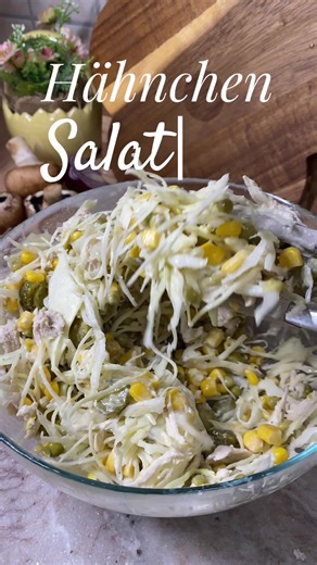 Kohl Hänchen Salat 💗🙆🏼‍♀️ Zutaten: Weißkohl Mais Erbsen Conichons Mayonnaise Hähnchenbrust gekocht Salz und Pfeffer Unglaublich lecker !!! #salad #chicken #recipe #kochen #cooking