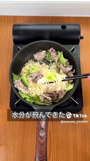 【サッポロ一番で絶品しお焼きそば】 そのまま食べてもおいしいサッポロ一番で焼きそばを再現！ 余ったスープの素も無駄にしない1度で2度おいしいアレンジレシピをぜひ！ 【材料】 サッポロ一番 しおラーメン 1袋 ごま油 大さじ1 豚こま肉 80g キャベツ 2枚 水 200cc ※黒こしょう ※きざみねぎ 【作り方】 ①ごま油で豚こま肉、ちぎったキャベツをサッと炒める ②火が通ったら水と麺だけ投入 ③水分がとんでほぐれてきたらスープの素を半分あえて完成！ 余ったスープの素はお湯で溶いて即席スープがおすすめ！ #サッポロ一番塩ラーメン #塩焼きそば #サッポロ一番アレンジ