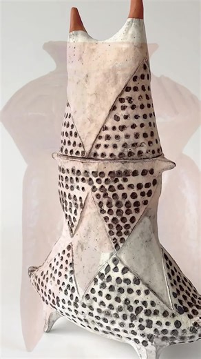 Want to create handbuilt vessels that are sculptural, functional, and full of character? In this workshop, Candice Methe shows you how to build a lidded vessel using the coil and pinch method – then take it further by darting and cutting the form to shift direction and add bold line work. You’ll learn how to build from the base up, alter the shape with intention, and construct a lid that fits perfectly. Candice also shares how she finishes her surfaces using terra sigillata for a smooth, refined