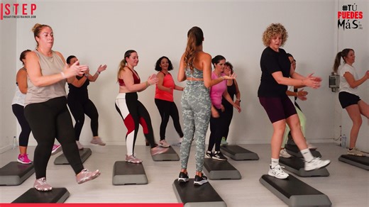 STEP CARDIO WORKOUT para Quemar GRASA | El MEJOR Aerobic | 40 MIN DESCRIPCIÓN: Esta clase es pura energía positiva! 🚀 Si quieres una clase divertida y super efectiva, este STEP es para ti. Una rutina completa de 40 minutos que combina cardio, ritmo y tonificación, perfecta para quemar calorías mientras disfrutas. Hoy te sentirás parte del grupo desde el primer minuto! Bienvenida a una nueva clase! Seguro que te va a encantar. Recuerda que si no tienes STEP, puedes marcar con una cinta un retang