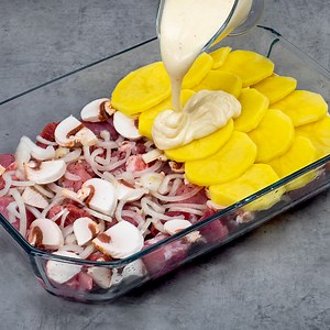 Perfekt middag på 30 min - fläskytterfilé i ugn med potatis och béchamelsås Ingredienser: fläskytterfilé - 600 g lök - 2 st potatis - 500 g champinjoner - 150 g salt - 5 g svartpeppar - 3 g basilika - 5 g béchamelsås - 300 ml Ugnsfast form 30 x 24 cm UGN 180 °C/30 MIN | Cookrate - Svenska