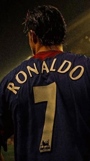 🗿☠️ on Instagram: "🗿☠️ 1997년 개봉한 영화 Titanic은 잭과 로즈의 운명적인 사랑을 통해 비극 속에서도 오래 남는 감정의 깊이를 보여주는 작품입니다. 화려한 연출보다 인물의 감정에 더 집중한 제임스 카메론 감독의 스타일은 지금 다시 봐도 묘하게 가슴을 울리죠. 배가 침몰하는 장면이 아닌, 두 사람이 서로를 바라보던 순간들이 더 강하게 기억에 남는 영화이기도 합니다. 이 감정을 완성해주는 곡이 바로 셀린 디온의 *“My Heart Will Go On”*입니다. 처음 들으면 잔잔한데, 어느 순간 자연스럽게 가슴이 벅차오르는 느낌을 줍니다. 특히 후반부의 고조되는 보컬은 영화 속 잭과 로즈의 마지막 장면과 겹쳐지면서 괜히 마음이 서늘해지기도 하고요. 많은 분들이 “이 노래가 나오면 왜 그 장면이 자동으로 떠오르는지 모르겠다”고 말하는데, 그만큼 영화와 음악이 자연스럽게 얽혀 있는 곡입니다. 1998년 아카데미 주제가상을 비롯해 여러 상을 휩쓴 건 단지 인기 때