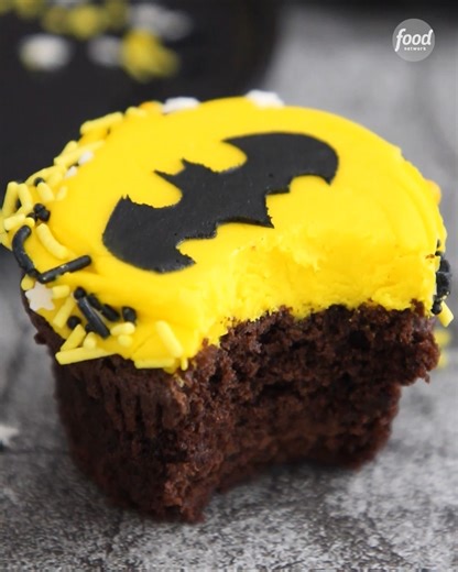 441K views · 1.4K reactions | Dark chocolate treats in honor of the Dark Knight  We love this, SprinkleBakes! Follow Batman for more #BatmanDay celebrations! DC #Batman85 #LongLiveTheBat Get the recipe: https://foodtv.com/3MhRNVy | Food Network | Facebook
