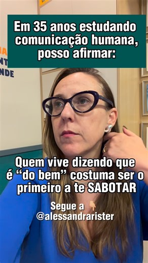 Alessandra Rister | Posicionamento e Comunicação on Instagram: "⚠️ 10 COMPORTAMENTOS DE QUEM SE DIZ “DO BEM”, MAS SABOTA (e vc nem percebe) 😰 1. Te elogia em público, mas te desvaloriza em conversas privadas. Sempre com um “comentário preocupado”. 2. Sempre minimiza suas conquistas. Foi sorte, ajuda, timing… nunca mérito. 3. Diz que está “só sendo sincero”, quando na verdade está sendo cruel. 4. Finge apoio, mas nunca comemora de verdade quando você vence. O sorriso não acompanha o olhar. 5. Es