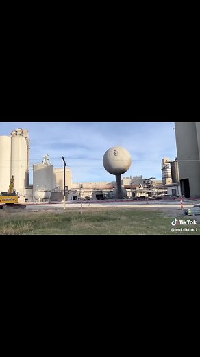 Trevor Henderson's Stunning Water Tower Crash Animation