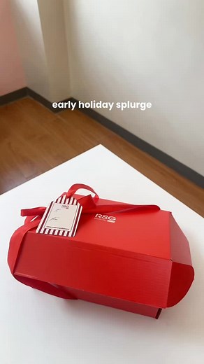 For the friend who has “too much makeup” (aka, never enough) The perfect present for glow-getters- the ‘Holiday Glow Kit’ at ₱2,499 🎄 Shop now! 🛒 Website, TikTok Shop, Shopee, Lazada #RSG #ReadySetGlow | Ready Set Glow