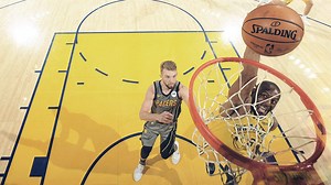 26K views · 949 reactions | The lob. The jam! Last night’s Zoom 360 play of the game  | Golden State Warriors | Facebook