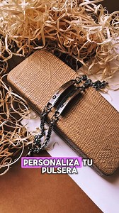 🎶✨ El regalo más personal para estas Fiestas. Elegí la canción que los marcó y nosotros la grabamos en su pulsera. ✔️ 2x1 HOY ✔️ Llavero GRATIS ✔️ Grabado láser ✔️ 6 cuotas sin interés ✔️ Envíos a todo el país 🎧 Convertí su canción favorita en un recuerdo para siempre. | Link Us Regalos