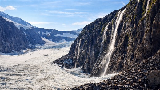 Glacier Bay ice fields and dramatic mountain scenery