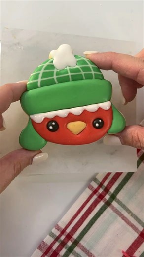 Don’t you just love this most adorable snow bird fro our latest class inside Cookie Classes to Cash (CC2C) Design by @thesprinklefactory! ❤️This cute fella is one of our show stoppers that will make everyone want to take your cookie class and have a blast decorating him! 💚He’s definitely my favorite from our Snow Bird Class! A great to teach all the way from now through January! Join us inside of CC2C to get access to this class, all the material to teach it like our exclusive instructor guide 