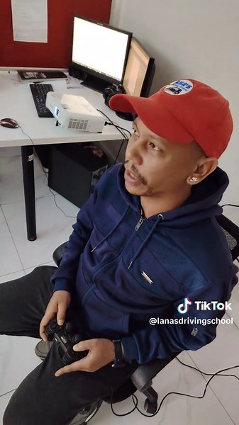 Very busy with work stuff🤣🤣🤣 #driving #educational #tutorial #lanasdrivingschool