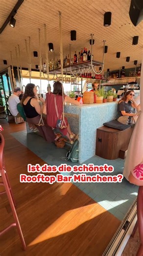 🌇 Ist das die schönste Rooftop Bar Münchens? Im FreiSchwimmer hoch über dem Cocoon Hotel fühlt sich jeder Abend ein bisschen nach Urlaub an: Sonne, Holzdecks, Lounge-Vibes und ein genialer Blick über die Stadt – pures Sommergefühl. 📍 FreiSchwimmer Bar Lindwurmstraße 37 80337 München #inmünchen #munichxde #munichx #münchen #igersmünchen #münchenliebe #munichlove #munichcity #stadtleben #münchenstagram #servus #munichblog #münchenblog #germantourism | IN München