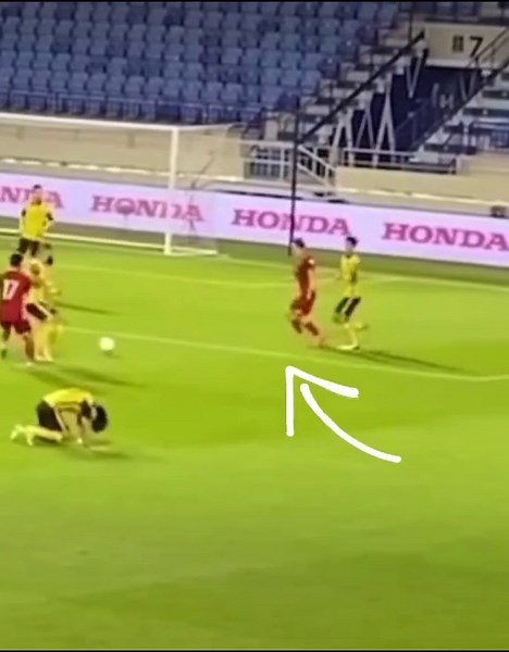 Góc này thì rõ luôn nhé !!! Trọng tài bắt quá chuẩn ❤️❤️❤️#bóngđáviệtnam #văntoàn #parkhangseo