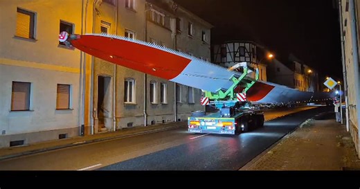 Im Video: Windrad-Transporter fährt durch Groitzsch