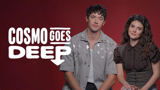 Tom Blyth & Emily Bader Reveal Their Fav People We Meet on Vacation Scene To Film | Cosmo Goes Deep